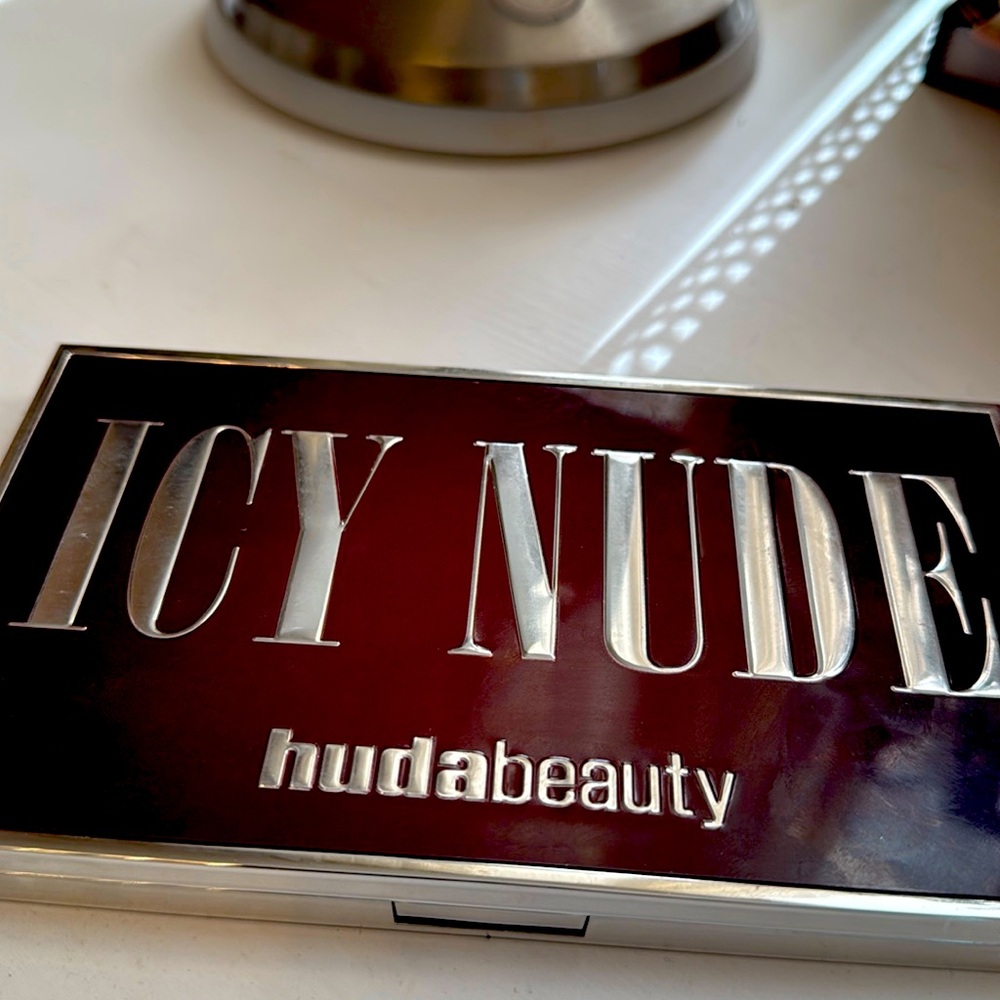 Huda Icy Nude palette - swatched